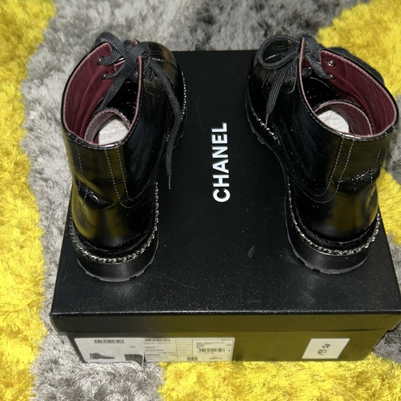 Combat style Chanel boot with pearl detail. - Picture 4 of 6